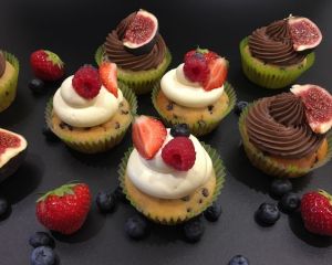 Vanilkov_cupcakes_s_okol_dov_mi_kousky_a_mascarpone_kr_mem