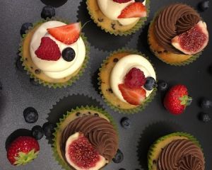 Vanilkov_cupcakes_s_okola_dov_mi_kousky_a_okol_dov_m_kr_mem