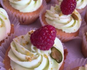 Vanilkov_cupcakes_s_pist_ciov_m_kr_mem_s_pist_ci_a_malinou