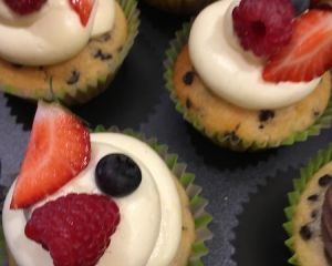 Vanilkov_cupckaes_s_oko_kousky_a_mascarpone_kr_mem_s_ovocem