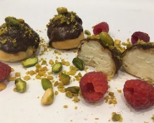 Vanilkov_profiterol_s_pist_ci_a_malinou