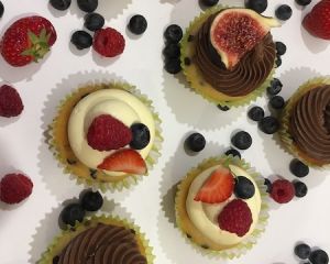 Vanilkovo_okol_dov_cupcakes_s_okol_dov_mi_kousky_a_ovocem
