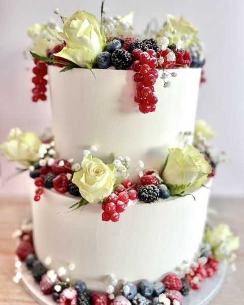 Svatební dort s ovocem a růžemi